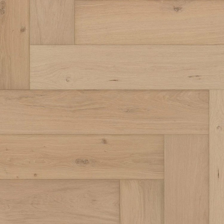 lichte beige eiken vloer met visgraatpatroon en een subtiele houtstructuur