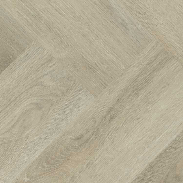 licht beige eiken vloer in visgraatpatroon met subtiele houtnerfstructuur en brede planken