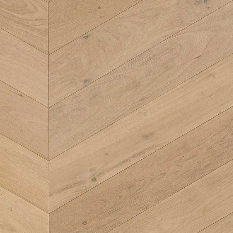 licht beige eiken visgraat patroon vloer met zichtbare houtnerven en lichte noesten