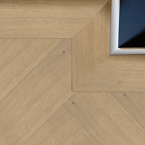 licht beige eiken visgraat vloer met matte afwerking en subtiele houtstructuur, brede planken zichtbaar