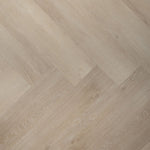 licht beige eiken visgraatvloer met subtiele houtstructuur en brede planken