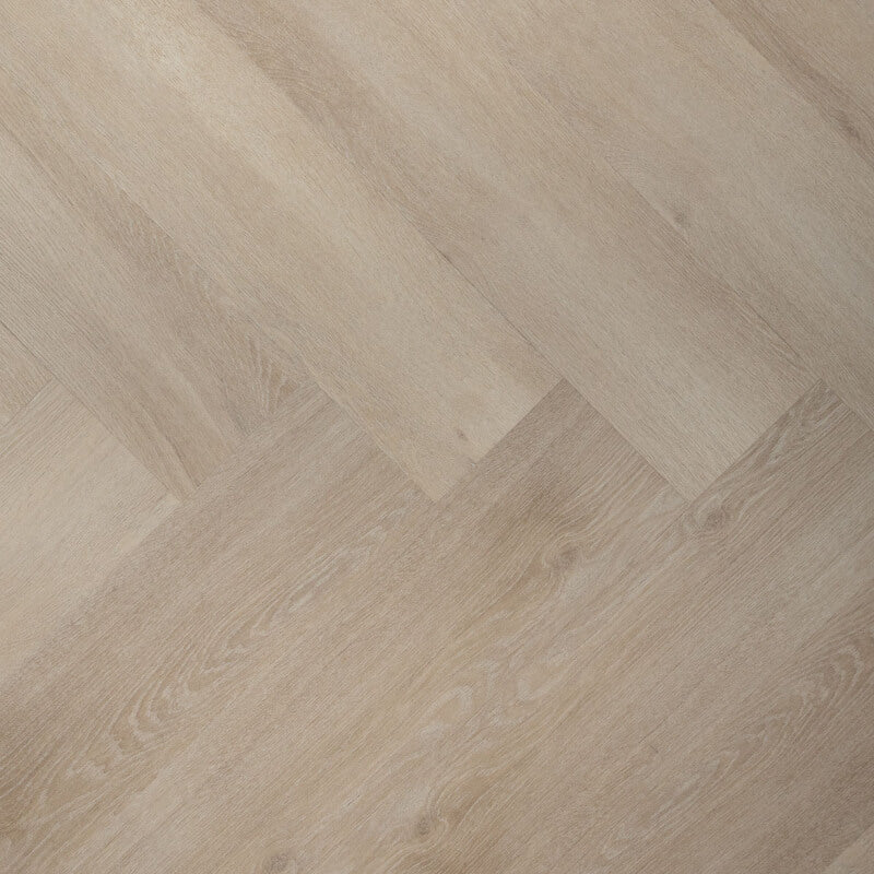 licht beige eiken visgraatvloer met subtiele houtstructuur en brede planken