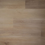 licht beige eiken vloer met brede planken en subtiele houtstructuur, natuurlijke nerfdetails zichtbaar
