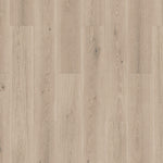licht beige eiken vloer met rechte brede planken en subtiele houtnerven en noesten in natuurlijke structuur