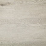 licht wit eiken vloer met subtiele houtnerfstructuur en brede planken in recht gelegd patroon