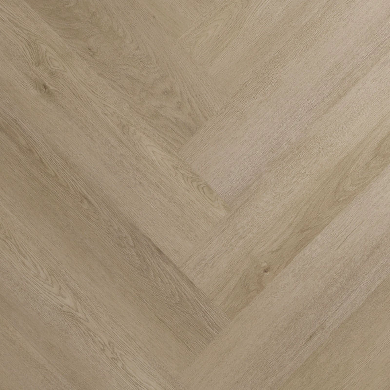 licht beige eiken visgraat vloer met subtiele houtnerf en matte structuur