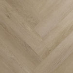 lichte beige eiken visgraatvloer met een fijne houtstructuur en subtiele nerfpatronen zichtbaar in brede planken