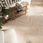 lichte vloeren in visgraat patroon met een licht beige eiken kleur en subtiele houtnerfstructuur
