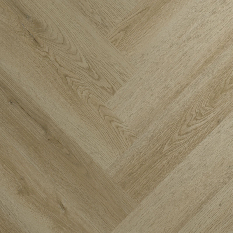licht beige eiken visgraatvloer met natuurlijke houtnerfstructuur en brede planken in matte afwerking