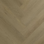 licht beige eiken visgraatvloer met fijne houtnerfstructuur en matte afwerking