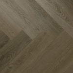 licht grijs bruin eiken visgraat vloer met subtiele houtnerf structuur en brede planken
