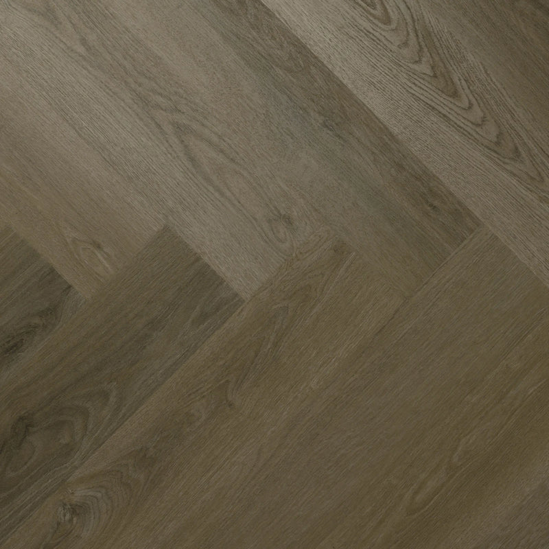 licht grijs bruin eiken visgraat vloer met subtiele houtnerf structuur en brede planken