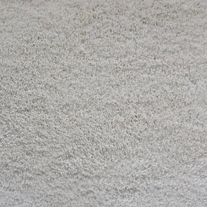 Crème kleurig tapijt met dicht en fijn lusvormig poolstructuur zonder patroon.