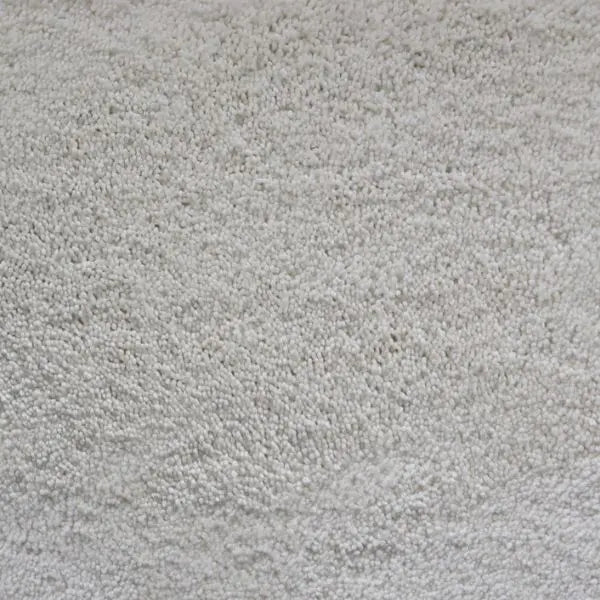 Crème kleurig tapijt met dicht en fijn lusvormig poolstructuur zonder patroon.