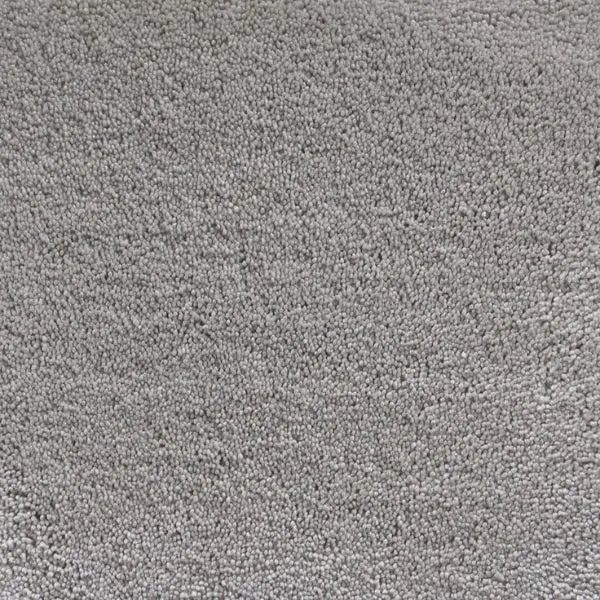licht grijs tapijt met dichte, korte pool en zachte textuur