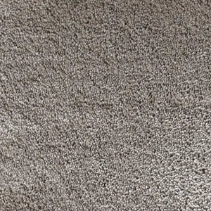 grijs beige tapijt met een dicht, kort pool oppervlak en subtiele variatie in structuur en kleurtoon