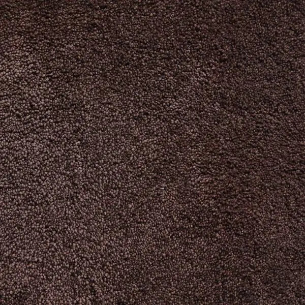 donkerbruin tapijt met dicht, fijn gestructureerd pooloppervlak zonder patroon
