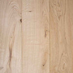 licht beige eiken vloer met brede planken en een natuurlijke houtstructuur met zichtbare noesten en nerven
