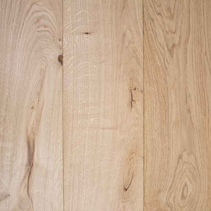 licht beige eiken vloer met brede planken en een natuurlijke houtstructuur met zichtbare noesten en nerven