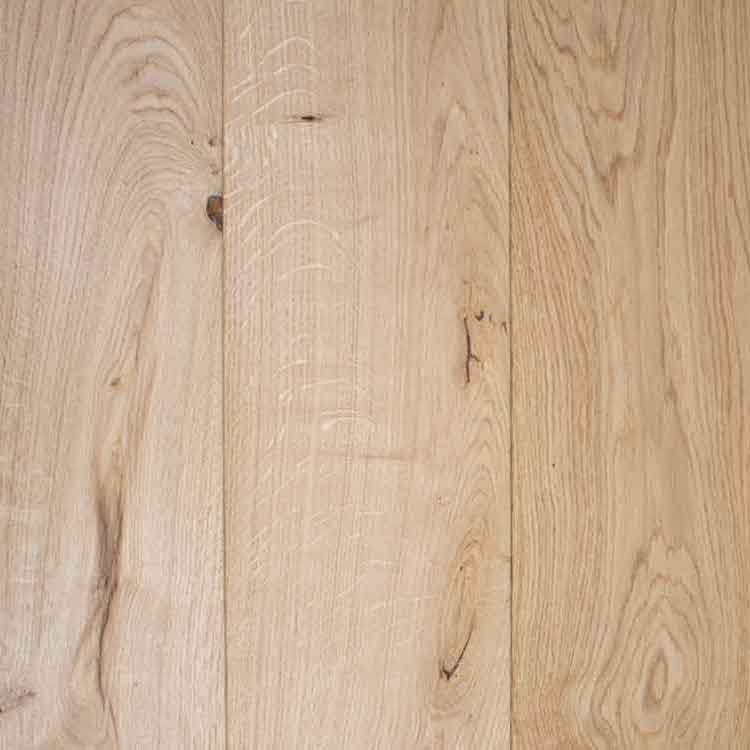 licht beige eiken vloer met brede planken en een natuurlijke houtstructuur met zichtbare noesten en nerven