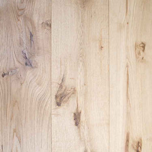 licht beige eiken vloer met natuurlijke houtstructuur en zichtbare noesten in brede planken