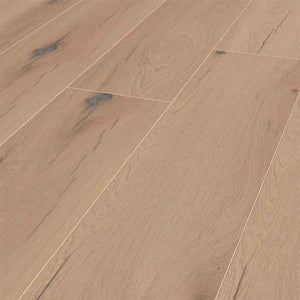 licht beige eiken vloer met brede planken en subtiele houtnerfstructuur, met enkele donkere noesten en lichte groeflijnen tussen de planken