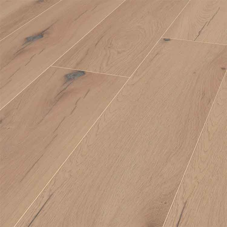 licht beige eiken vloer met brede planken en subtiele houtnerfstructuur, met enkele donkere noesten en lichte groeflijnen tussen de planken