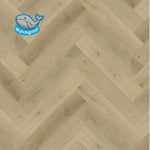 licht beige eiken vloer in visgraatpatroon met subtiele houtnerven en knoesten