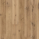 lichte eiken vloer met brede planken en natuurlijke houtstructuur, zichtbaar knoesten en fijne nerfdetails in een warme beige tint