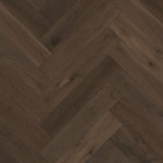 donker bruin houten visgraatvloer met matte structuur en subtiele nerfdetails