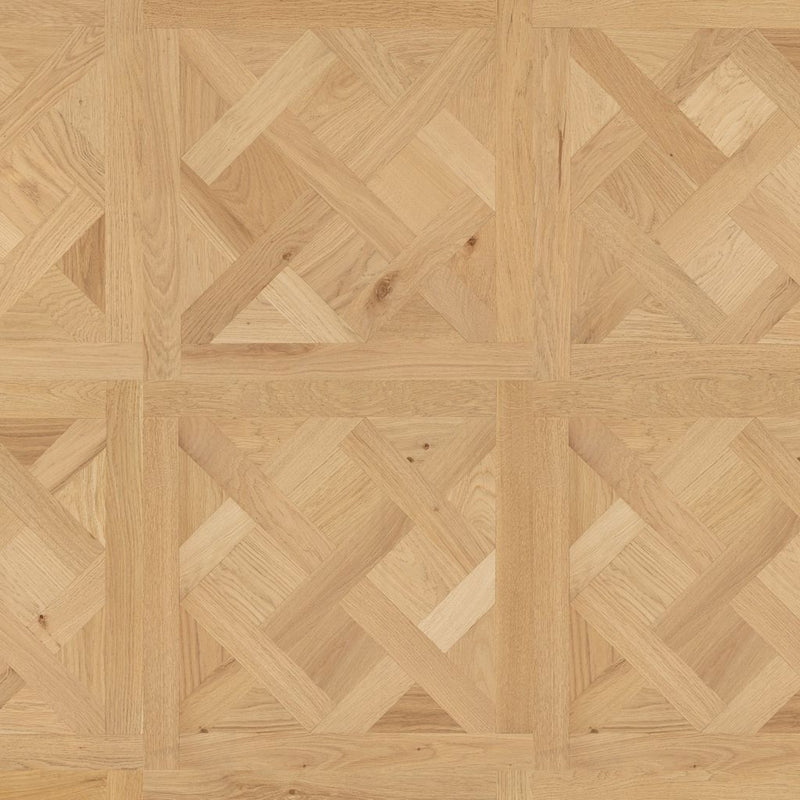 licht eiken vloer met gevarieerd houten parketpatroon bestaande uit brede en smalle planken in verweven blokken met zichtbare houtstructuur en enkele kleine noesten