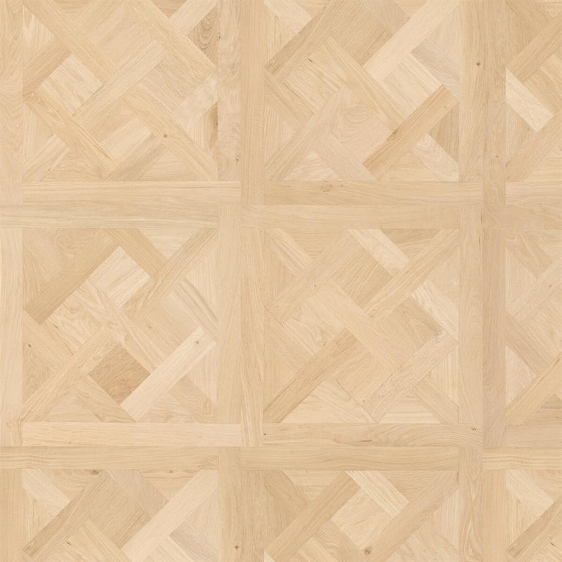licht eiken vloer met een geweven parket motief bestaande uit smalle en brede stroken in een patroon van vierkanten met diagonaal kruisende lijnen en een subtiele houtstructuur