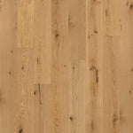 licht beige eiken vloer met brede planken en natuurlijke noesten, fijne houtstructuur zichtbaar