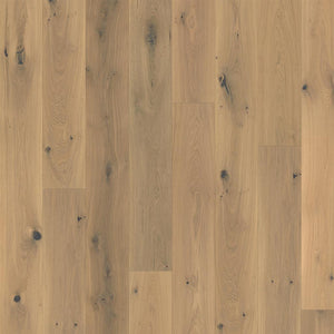 licht beige eiken vloer met brede planken en natuurlijke noesten, fijne houtnerfstructuur zichtbaar