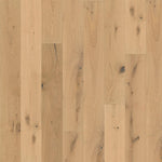 lichte beige eiken vloer met brede planken, natuurlijke noesten en subtiele houtnerfstructuur