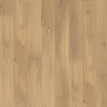 licht beige eiken vloer met brede planken en natuurlijke houtstructuur met lichte noesten en subtiele nerven