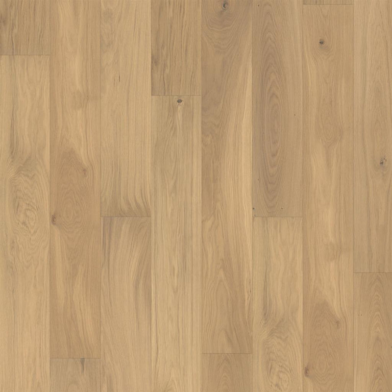 licht beige eiken vloer met brede planken en natuurlijke houtstructuur met lichte noesten en subtiele nerven