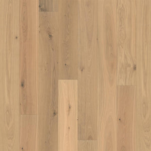 licht eiken vloer met brede planken, natuurlijke houtstructuur met subtiele noesten en variërende warme beige tinten