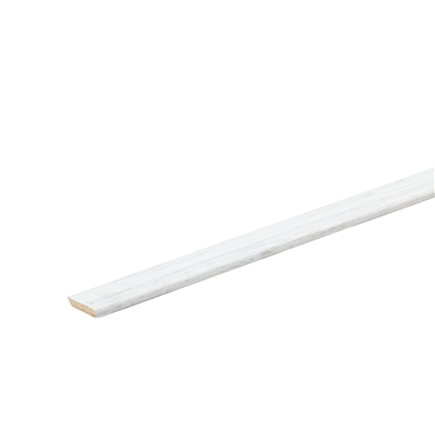 Witte plint met lichte houtnerfstructuur, smal model, geschikt voor vloer- en wandafwerking.