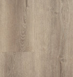 licht beige eiken vloer met natuurlijke houtstructuur en zichtbare noesten in brede planken