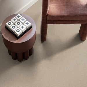 Beige tegelvloer met fijne, subtiele korrelige structuur en een egaal oppervlak.