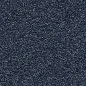 donkerblauw tapijt met fijne, dichtgeweven structuur en lichte melering in geselecteerde vezels