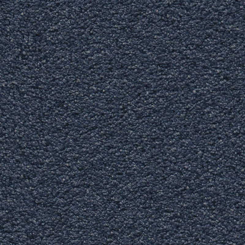 donkerblauw tapijt met fijne, dichtgeweven structuur en lichte melering in geselecteerde vezels