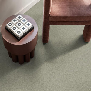 licht taupe tapijt met fijne, dichtgeweven structuur en lichte vezelvariaties