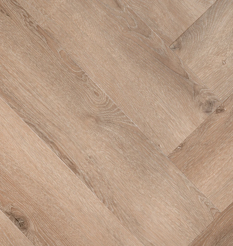 lichte beige eiken vloer met visgraatpatroon en fijne houtnerfstructuur met subtiele noesten