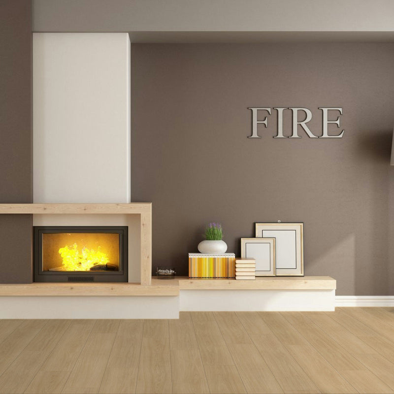 lichte beige eiken vloer met brede planken in recht patroon in een moderne woonkamer met ingebouwde haard en taupe muur met decoratieve letters "FIRE"