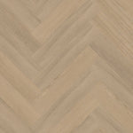 licht eiken visgraatvloer met fijne houtnerfstructuur en zachte beige tinten