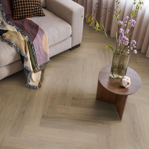 lichte beige eiken visgraatvloer met fijne houtnerfstructuur en brede planken