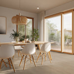 lichte beige eiken vloer met subtiele houtnerfstructuur en brede planken in een moderne eetkamer met witte stoelen en veel natuurlijk licht door grote ramen