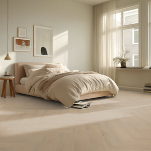 licht beige eiken visgraatvloer met subtiele houtstructuur en smalle planken